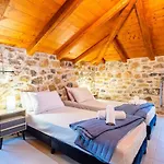 Tatil Evi Mantineia Stone Villa-an Ethereal Getaway Megali Mantineia