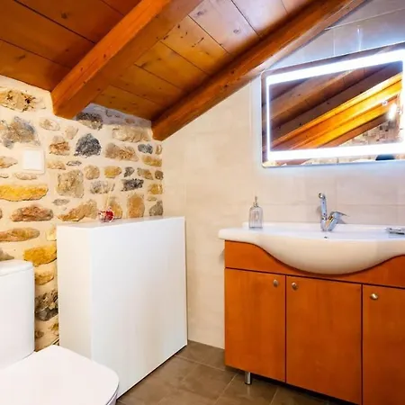 Mantineia Stone Villa-an Ethereal Getaway بيت للعطل *